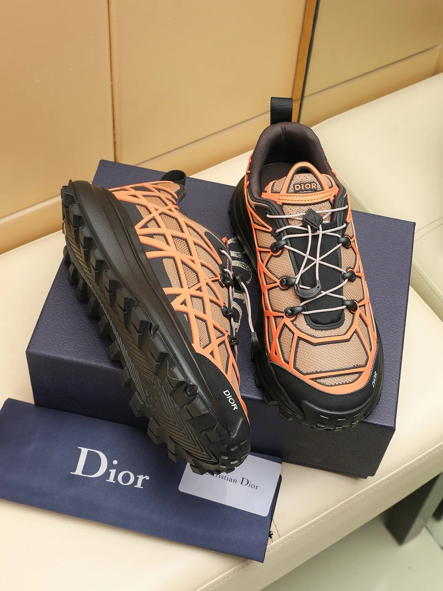 Men's shoes: 500💰Dior sports shoes highlight the fashionable silhouette, decorated with curved cannage pattern, reinterpreting the classic pattern in a structural style, enriching the Dior 2023 summer men's collection. Meticulously crafted using the advanced craftsmanship of hiking shoes, it blends outdoor culture with Dior heritage. Code number 38-44, customized 45